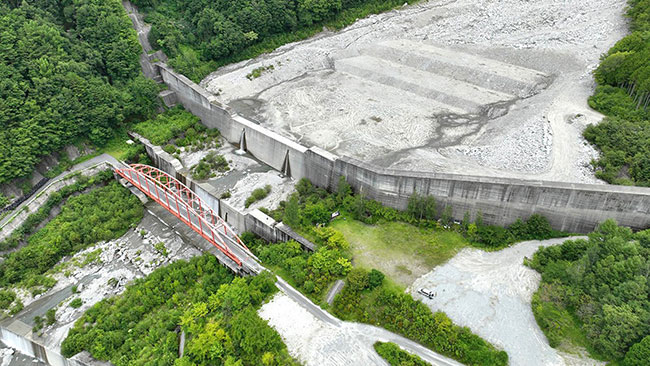 Đập kiểm soát xói mòn, nhìn từ trên cao, giúp kiểm soát các quá trình dòng chảy trong khu vực.
