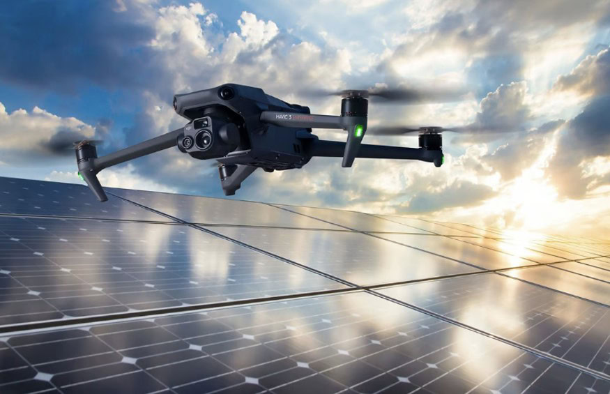 Drone trong kiểm tra tấm pin năng lượng mặt trời