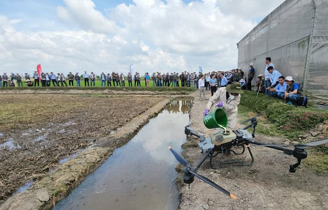 Drone nông nghiệp là gì? Phân loại và ứng dụng
