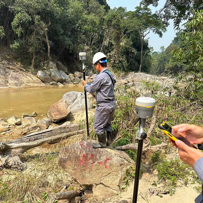 Máy đo RTK sử dụng ngoài thực tế ở nhiều môi trường là địa hình khác nhau.