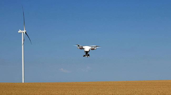 Kiểm tra bề mặt tuabin gió bằng Drone giúp phát hiện hư hỏng bề mặt nhanh chóng