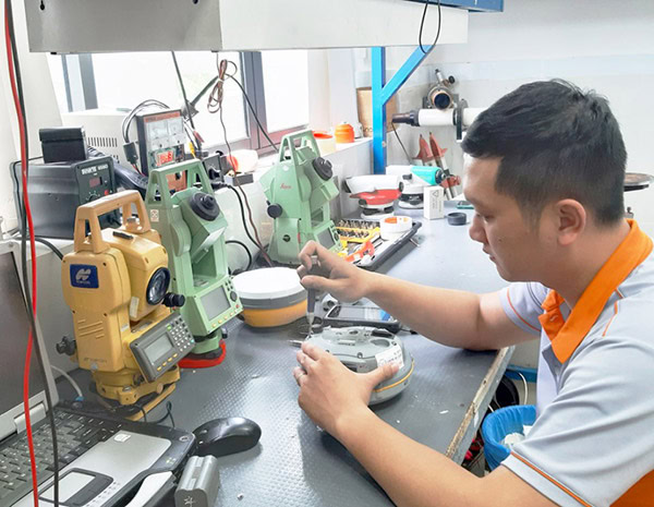 Nhân viên kỹ thuật phụ trách kiểm tra, sửa chữa bảo hành thiết bị cho khách hàng