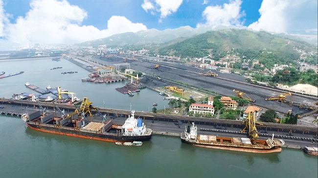 Việc quản lý tuyến luồng ra vào cảng Cẩm Phả đối diện với những khó khăn.