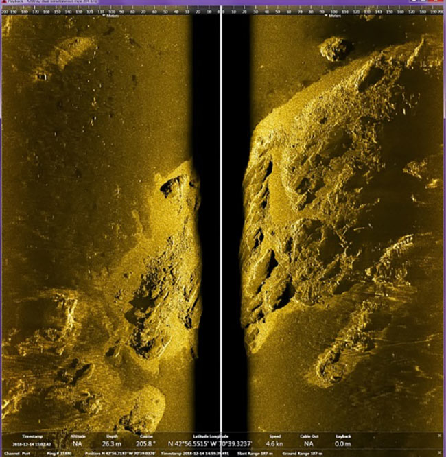 Side Scan Sonar thu thập hình ảnh chi tiết đáy biển.