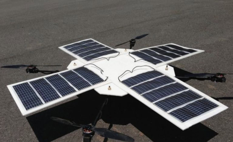 Drone trong kiểm tra tấm pin năng lượng mặt trời