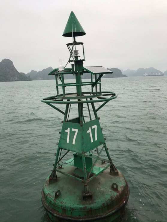 4 bước tháo lắp hệ thống đèn tích hợp AIS trên phao báo hiệu hàng hải