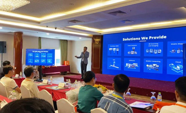 Ông Deric Tay, Quản lý Kinh doanh Khu vực Châu Á hãng Trimble chia sẻ về các giải pháp của hãng được ứng dụng trong công tác chuyển đổi số tại Việt Nam.