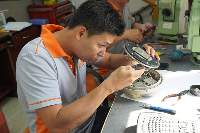 Nhân viên kỹ thuật EKTECH đang kiểm tra thiết bị GNSS.
