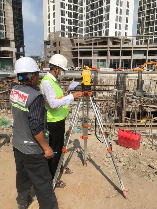 Máy toàn đạc điện tử Trimble C5 hoạt động tại công trường.