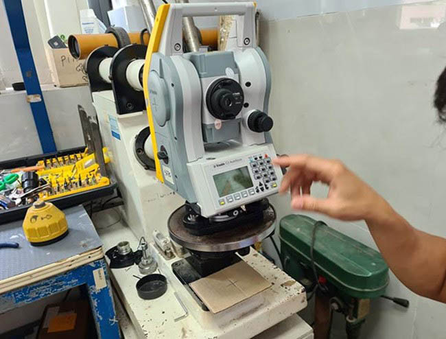 Máy toàn đạc hư đo cạnh: Nguyên nhân và cách sửa chữa