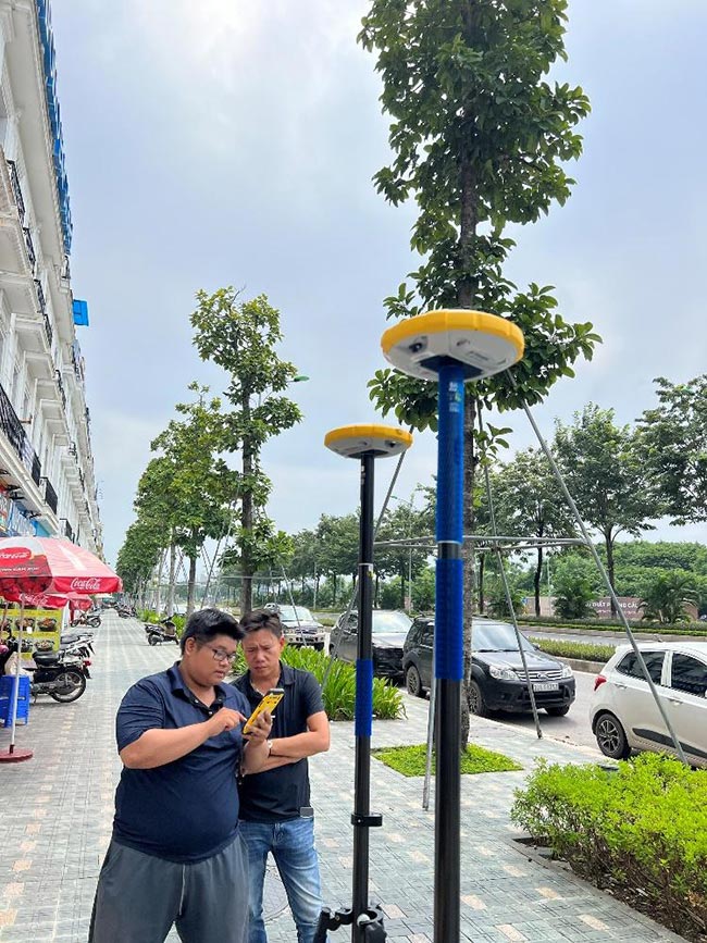 Sử dụng thiết bị GNSS RTK giúp đo đạc địa chính nhanh chóng.