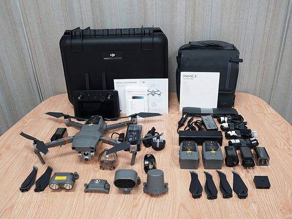 Trọn bộ thiết bị và phụ kiện Máy bay không người lái DJI Mavic 2 Enterprise Advanced.