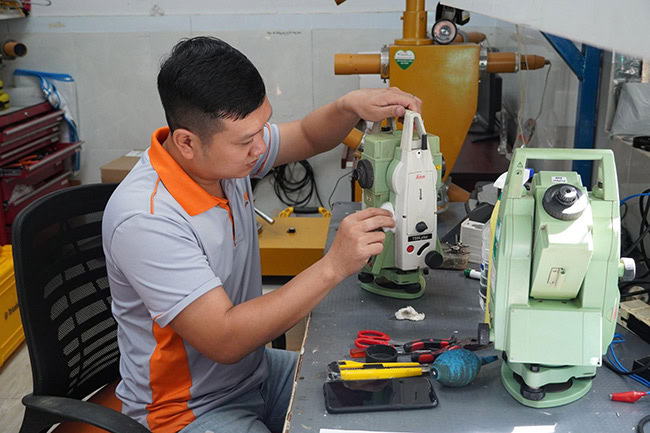 Trung tâm Kiểm định - Sửa chữa Máy đo đạc EKTECH - đơn vị cung cấp dịch vụ sửa đế máy toàn đạc uy tín.