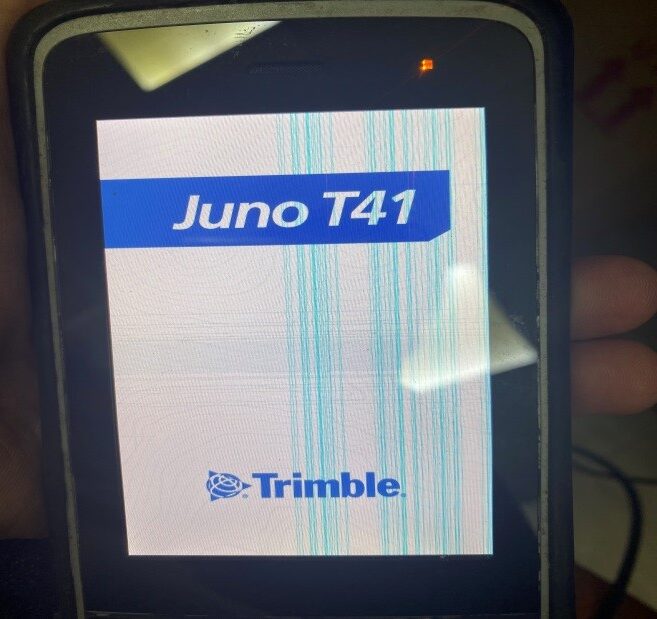 Bộ điều khiển cầm tay Trimble Juno bị màn hình sọc