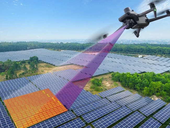 Drone trong kiểm tra tấm pin năng lượng mặt trời