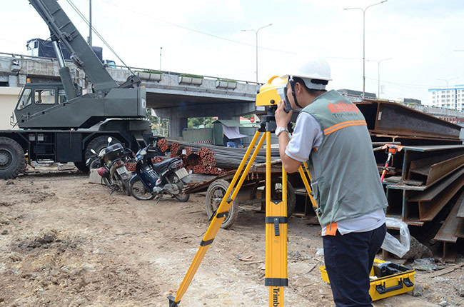 Hình ảnh sử dụng máy thủy bình ngoài hiện trường.