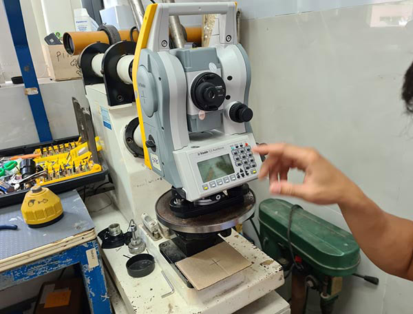 Cách sửa máy toàn đạc điện tử (Không đo xa, đo sai tọa độ, lệch bọt thủy…)