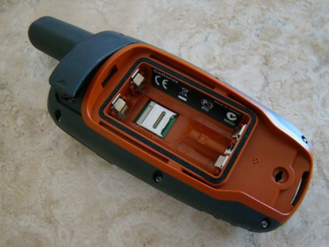Vị trí tiếp xúc giữa pin với máy không tốt là nguyên nhân khiến cho việc dù đã lắp pin nhưng khởi động không lên.