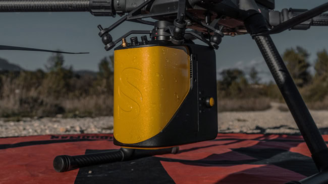 Cảm biến LiDAR YellowScan Mapper được gắn trên thiết bị bay không người lái.
