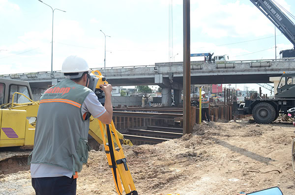 Công tác dẫn mốc cao độ bằng máy thủy bình điện tử Trimble Dini tại thực địa.
