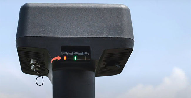 Đèn hiệu báo kết nối của D-RTK 2 với UAV (edit dấu mũi tên chỉ vào đèn màu đỏ).