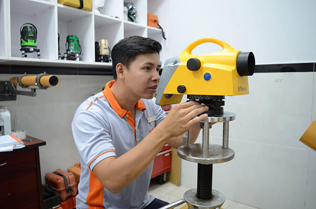 Hình ảnh nhân viên EKTECH đang kiểm tra lại máy thủy bình trước khi bàn giao cho khách.