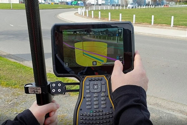 Trimble SiteVision thể hiện chính xác mô hình 3D trên bộ điều khiển Trimble TSC7 khi được kết hợp với Máy định vị GNSS Trimble R12i.
