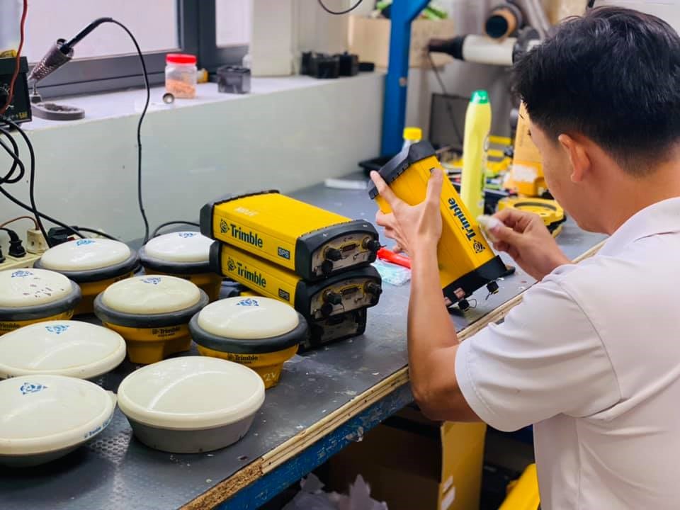 Công tác lau chùi máy định vị Trimble trước khi kiểm tra, sửa chữa của Kỹ thuật EKTECH