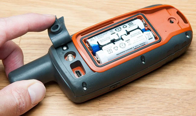 Đảm bảo pin được lắp đúng cực trước khi khởi động máy GPS.
