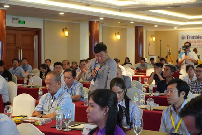 Khách tham gia hội thảo quan tâm và tương tác về các vấn đề xung quanh công tác chuyển đổi số ngành xây dựng.