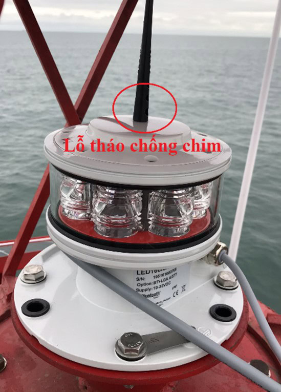 4 bước tháo lắp hệ thống đèn tích hợp AIS trên phao báo hiệu hàng hải