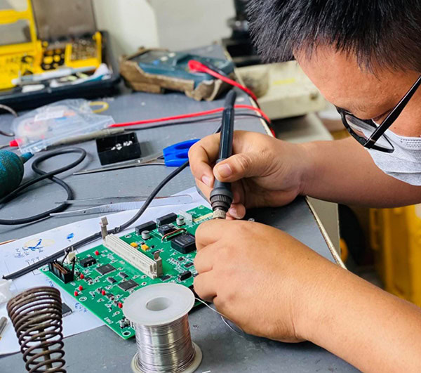 Chuyên viên kỹ thuật của EKTECH sửa máy cho khách hàng