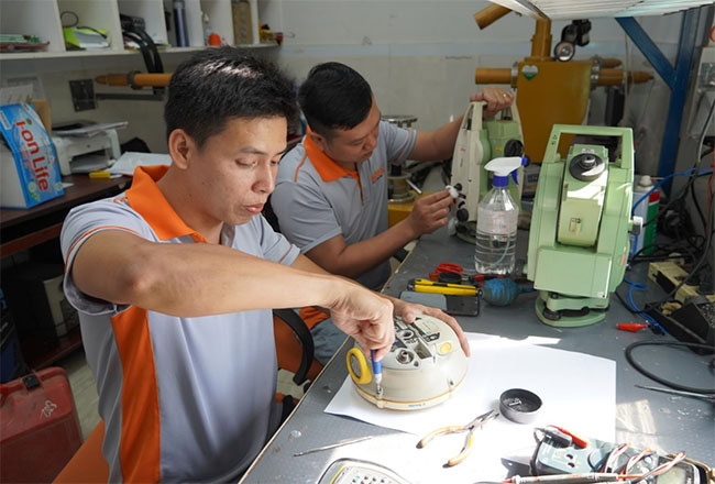 Chuyên viên kỹ thuật tại Trung tâm Kiểm định - Sửa chữa máy đo đạc EKTECH đang kiểm tra và sửa máy định vị GNSS cho khách hàng.