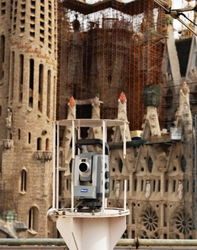 Công tác quan trắc tại Nhà thờ Sagrada Familia, Barcelona, Tây Ban Nha.