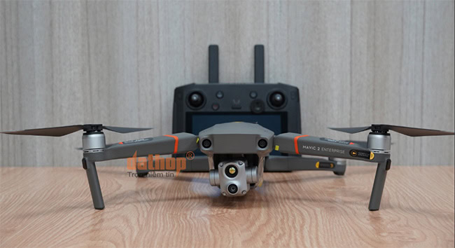 DJI Mavic 2 Enterprise Advanced là dòng máy bay không người lái có camera, chuyên dụng cho cứu nạn, phòng cháy chữa cháy.