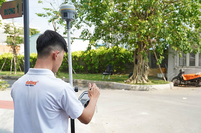 Hình thực tế của chiếc máy Trimble R12i được sử dụng thực tế trước EKTECH khu dân cư Vạn Phúc.