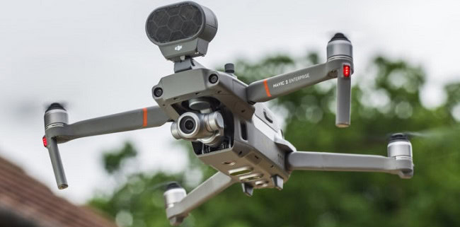 Hỗ trợ khả năng trang bị thêm nhiều phụ kiện giúp Mavic 2 Enterprise Advanced hoạt động mạnh mẽ hơn.