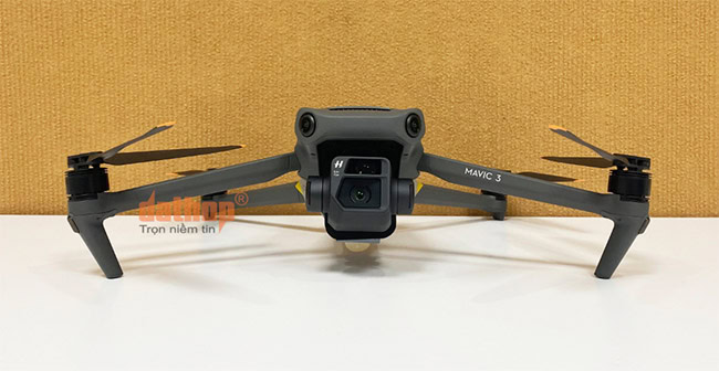Mavic 3 có hai phiên bản (tiêu chuẩn và nâng cấp) hỗ trợ tối đa các công việc quay chụp.