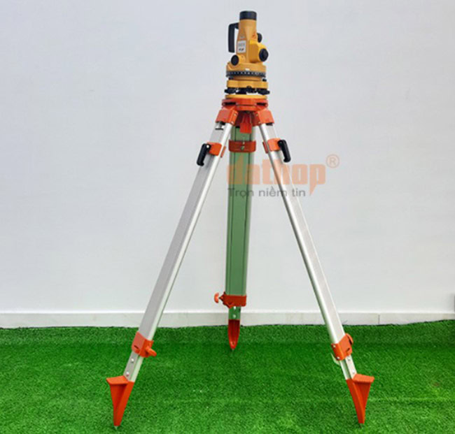Máy thông tầng được đặt trên chân nhôm.
