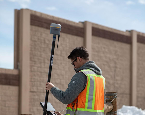 Máy thu GNSS Trimble R12i được sử dụng ngoài thực tế vào mùa đông.