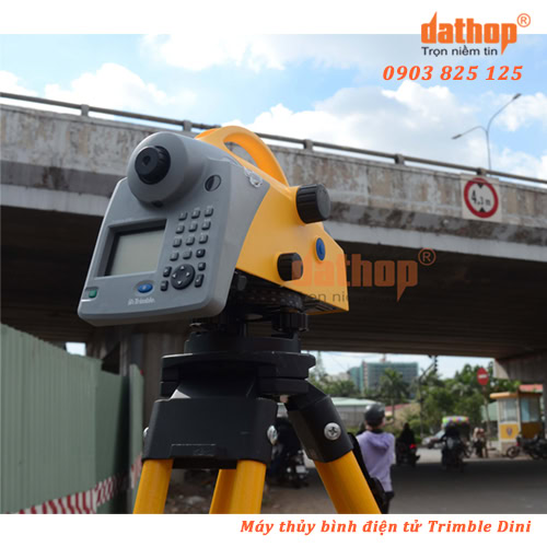 Máy thủy bình là thiết bị phổ biến được dùng để đo cao trong đo đạc trắc địa.