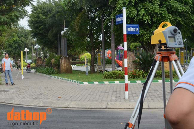 Mia trắc đạc thực chất là một thước dài và là phụ kiện đi kèm với máy thủy bình để đo chênh cao.