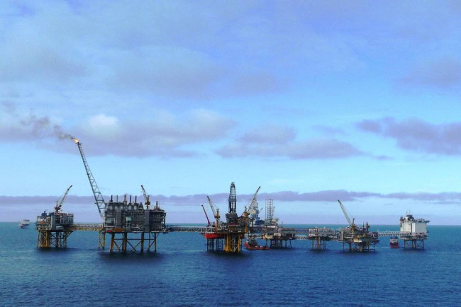 Quan trắc sóng biển phục vụ cho giàn khoan dầu khí giữa biển.