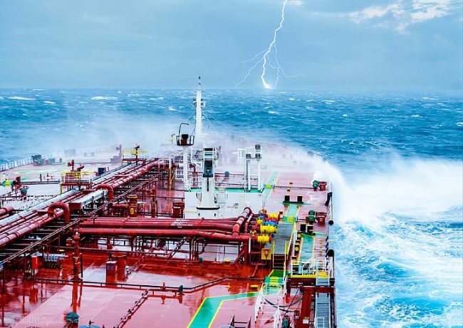 Quan trắc sóng biển phục vụ cho tàu vận tải biển.