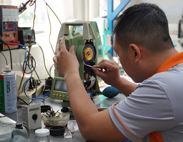 Cách sửa máy toàn đạc điện tử (Không đo xa, đo sai tọa độ, lệch bọt thủy…)
