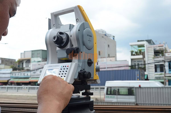 Đo khoảng cách trong trắc địa sử dụng thiết bị nào?