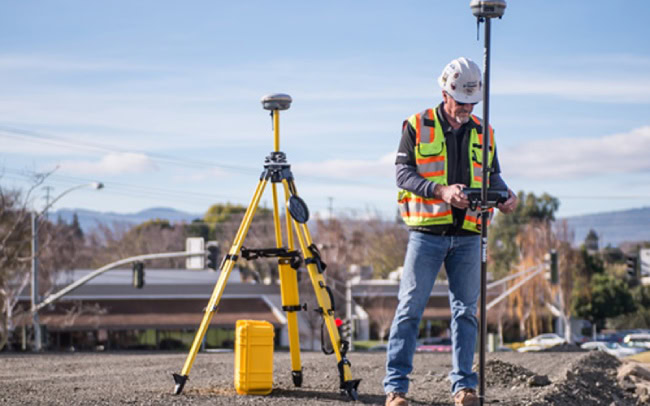 Với công nghệ đo GNSS, chỉ cần một người thực hiện vận hành quá trình đo.